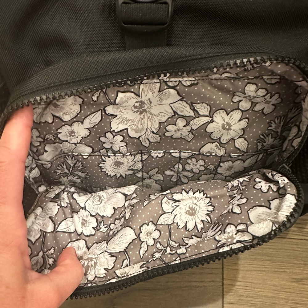Vera Bradley Daytripper Backpack NWT - Picture 7 of 16